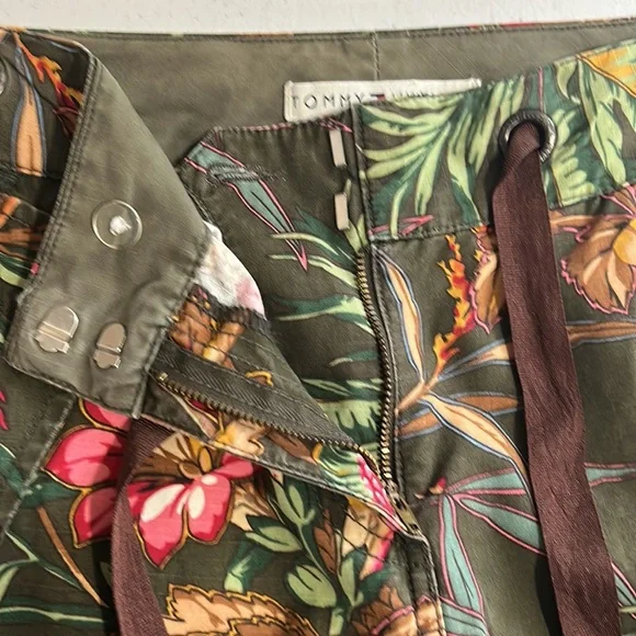 Tommy Hilfiger Olive Green & Tropical Floral Print Cropped Pants, Size 6 - Picture 7 of 10